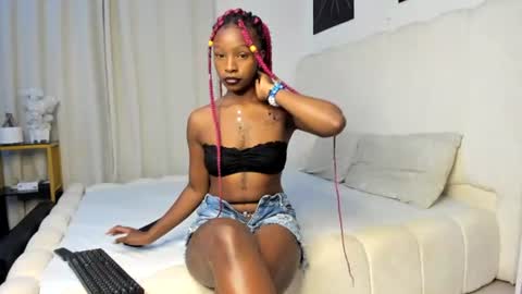Snapshot of bella_thequeen chatting on July 2026 02:06:02 AM Bella sweetpea online show from July 2026 02:06:02 AM