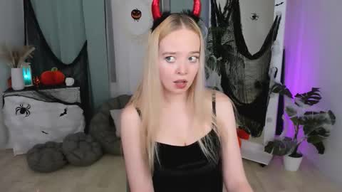 Bella online show from October 2025 10:11:01 PM