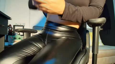 Snapshot of bellangel_ chatting on February 2025 11:25:02 PM Camille online show from February 2025 11:25:02 PM