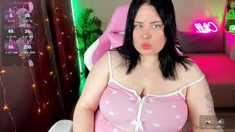 LinaBoo online show from November 2025 07:10:01 PM