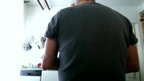 Snapshot of berg_boy chatting on April 2026 06:00:02 AM Martin online show from April 2026 06:00:02 AM