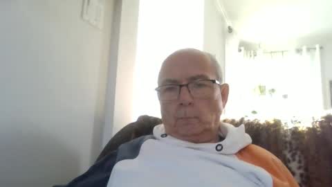 bernard1102 online show from December 2025 04:14:01 PM