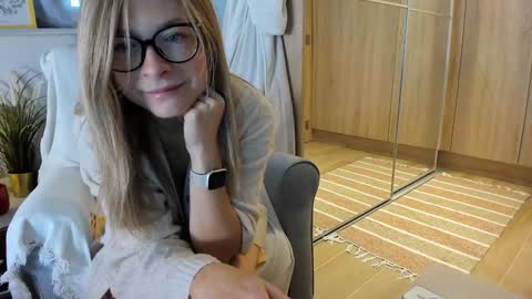 Snapshot of bestgirl_ofthe_neighborhood chatting on October 2025 06:47:01 AM Vicky online show from October 2025 06:47:01 AM