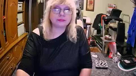 Snapshot of beverlycynia chatting on September 2025 03:39:02 PM BeverlyCynia online show from September 2025 03:39:02 PM