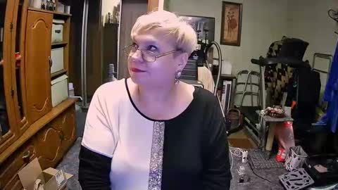 Snapshot of beverlycynia chatting on October 2025 04:27:01 PM BeverlyCynia online show from October 2025 04:27:01 PM