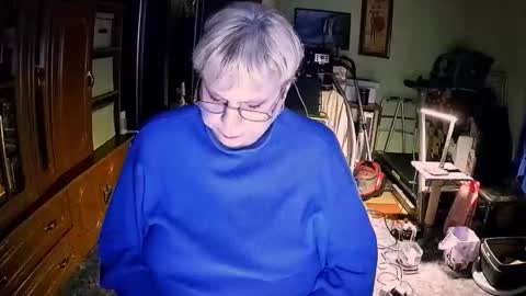 Snapshot of beverlycynia chatting on November 2025 04:16:02 PM BeverlyCynia online show from November 2025 04:16:02 PM