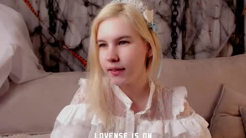 Eliz online show from November 2025 02:01:02 AM