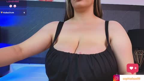 Snapshot of big_tits_in_your_face chatting on March 2025 08:11:01 PM Tell me Sophia  online show from March 2025 08:11:01 PM