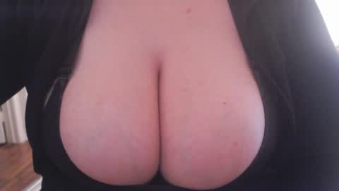 Snapshot of bigbittiesandfun chatting on January 2025 08:43:02 PM bigbittiesandfun online show from January 2025 08:43:02 PM