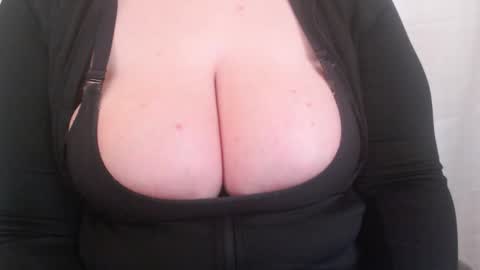 Snapshot of bigbittiesandfun chatting on February 2025 09:10:01 PM bigbittiesandfun online show from February 2025 09:10:01 PM