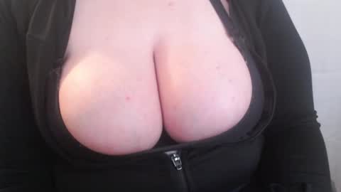 Snapshot of bigbittiesandfun chatting on February 2025 08:57:01 PM bigbittiesandfun online show from February 2025 08:57:01 PM