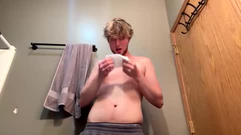 Snapshot of bigskinnyboyshh chatting on May 2026 10:49:02 PM bigskinnyboyshh online show from May 2026 10:49:02 PM