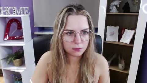 Z O E Y online show from October 2025 05:44:02 AM