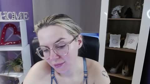 Z O E Y online show from March 2026 05:45:02 AM