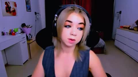 Snapshot of blinkofeyes chatting on September 2025 08:58:02 AM Nicole online show from September 2025 08:58:02 AM