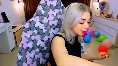 Nicole online show from February 2025 02:43:01 PM