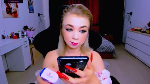 Nicole online show from September 2025 07:08:01 AM