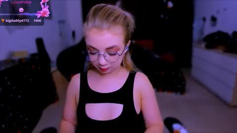 Nicole online show from November 2025 05:30:02 AM