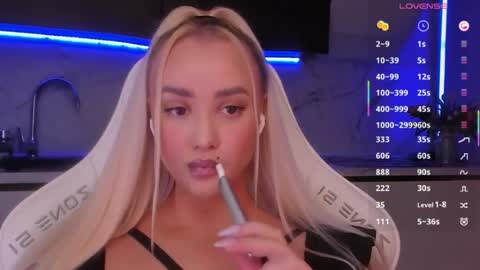 Snapshot of blond_diamond chatting on June 2026 05:10:02 AM Lana online show from June 2026 05:10:02 AM