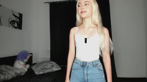 Snapshot of blondiebubble chatting on December 2025 10:46:02 AM blondiebubble online show from December 2025 10:46:02 AM