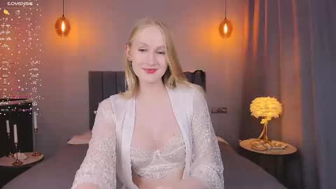 Snapshot of blondiemermaid chatting on March 2025 08:27:01 PM Mia online show from March 2025 08:27:01 PM