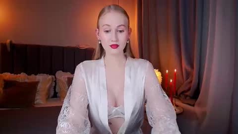 Mia online show from November 2025 08:21:02 PM