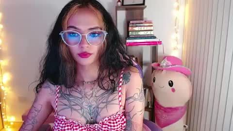 Snapshot of bluee_v chatting on September 2025 01:16:02 AM Im Abril .. Nice to meet you thumb up me please its important INDEPENDENT MODEL online show from September 2025 01:16:02 AM