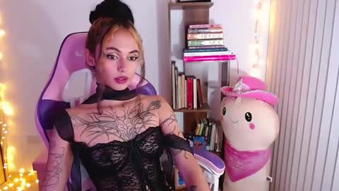 Snapshot of bluee_v chatting on September 2025 01:51:02 AM Im Abril .. Nice to meet you thumb up me please its important INDEPENDENT MODEL online show from September 2025 01:51:02 AM