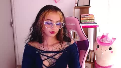 Snapshot of bluee_v chatting on October 2025 09:01:01 PM Im Abril .. Nice to meet you thumb up me please its important INDEPENDENT MODEL online show from October 2025 09:01:01 PM