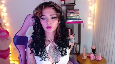 Snapshot of bluee_v chatting on December 2025 12:53:01 AM Im Abril .. Nice to meet you thumb up me please its important INDEPENDENT MODEL online show from December 2025 12:53:01 AM