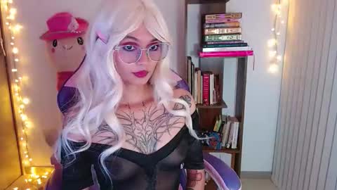 Snapshot of bluee_v chatting on January 2026 01:41:02 AM Im Abril .. Nice to meet you thumb up me please its important INDEPENDENT MODEL online show from January 2026 01:41:02 AM