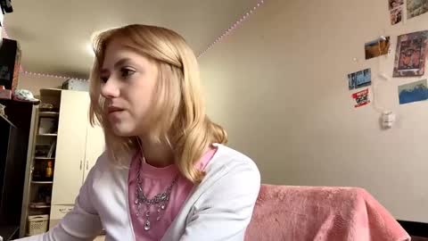 Snapshot of blushingdesire chatting on November 2025 06:35:02 AM Elizabeth online show from November 2025 06:35:02 AM