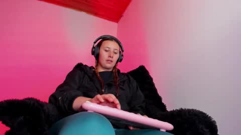 Bonnie Help me reach 500 likes online show from January 2026 10:57:02 PM