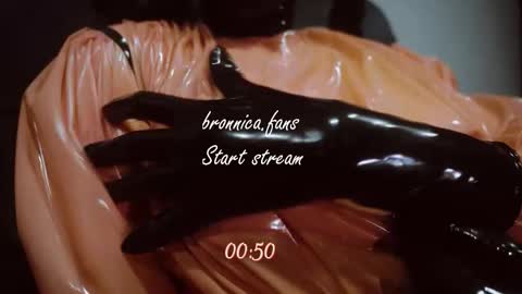 Snapshot of bronnica chatting on October 2025 04:26:02 PM Anna online show from October 2025 04:26:02 PM