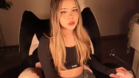 Nat  Independent model  Please help me to reach 200 thumbs up online show from March 2026 04:18:02 AM