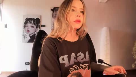 Nat  Independent model  Please help me to reach 200 thumbs up online show from March 2026 08:14:01 PM