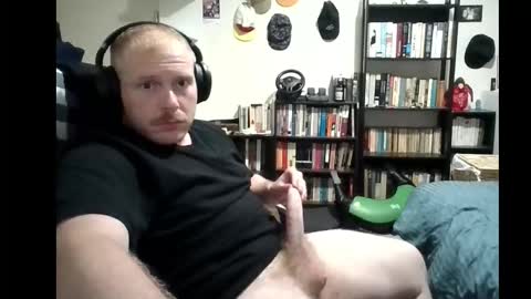 bushmate92 online show from December 2025 03:54:02 PM