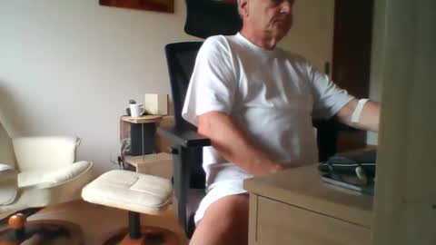 Snapshot of camcologne chatting on November 2025 11:10:02 AM camcologne online show from November 2025 11:10:02 AM