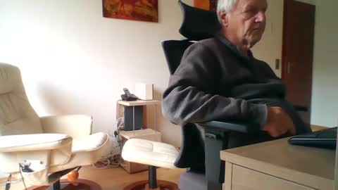 Snapshot of camcologne chatting on December 2025 10:24:01 AM camcologne online show from December 2025 10:24:01 AM