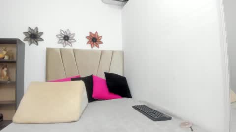 liss sophia online show from September 2025 12:04:01 AM