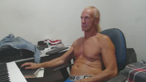 Snapshot of carlos2557 chatting on April 2026 04:43:02 AM carlos online show from April 2026 04:43:02 AM