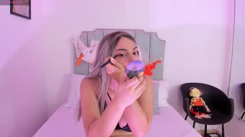 Carolain online show from November 2025 04:09:02 PM