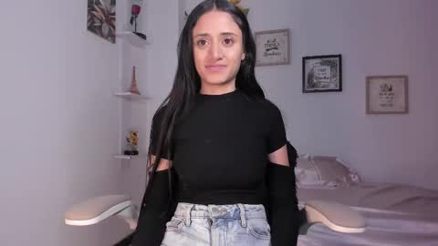 Snapshot of caroliine__ chatting on February 2025 12:30:01 AM Caroline online show from February 2025 12:30:01 AM