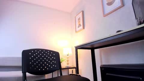  Caroline  online show from November 2025 11:11:02 AM