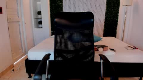 Snapshot of carolinemiller1 chatting on November 2025 07:43:01 PM Caro online show from November 2025 07:43:01 PM