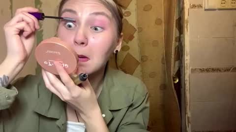 Lola online show from October 2025 09:15:02 PM