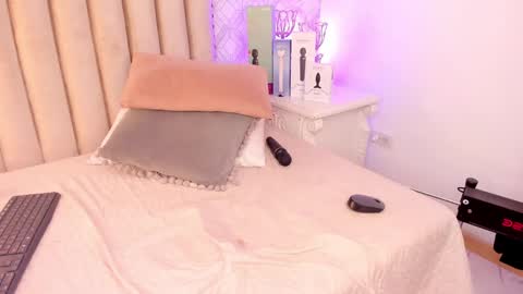 Snapshot of charlotte__08 chatting on January 2025 10:41:02 PM Charlotte online show from January 2025 10:41:02 PM