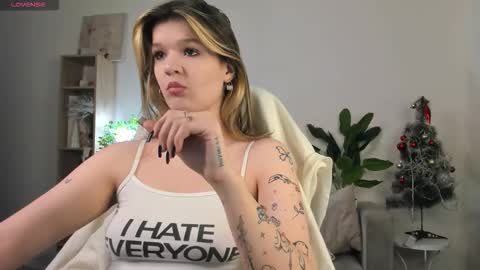 Snapshot of charmingvixen chatting on December 2025 10:46:02 AM Kati online show from December 2025 10:46:02 AM