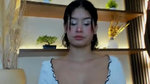 C H L O E  online show from December 2025 01:19:01 PM