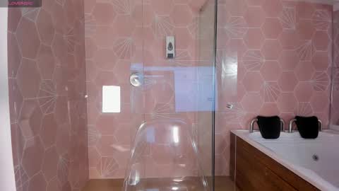 Chloe online show from November 2025 11:42:02 AM